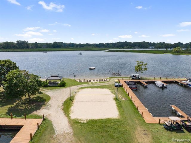 1054 Forest Bay Drive, Waterford, MI 48328