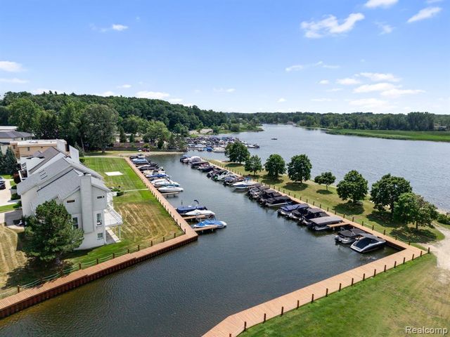 1054 Forest Bay Drive, Waterford, MI 48328
