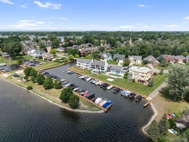 1054 Forest Bay Drive, Waterford, MI 48328