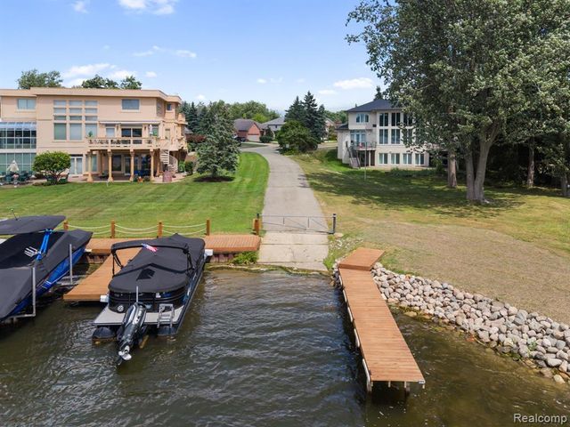 1054 Forest Bay Drive, Waterford, MI 48328