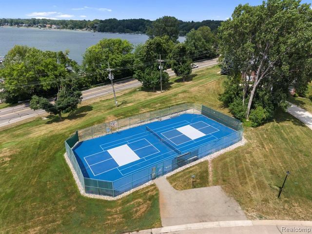 1054 Forest Bay Drive, Waterford, MI 48328