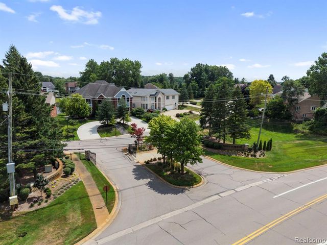 1054 Forest Bay Drive, Waterford, MI 48328