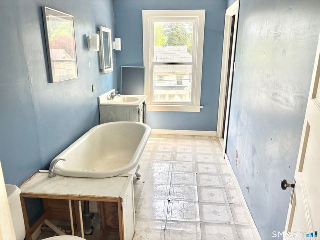 14 Village Street, Manchester, CT 06040