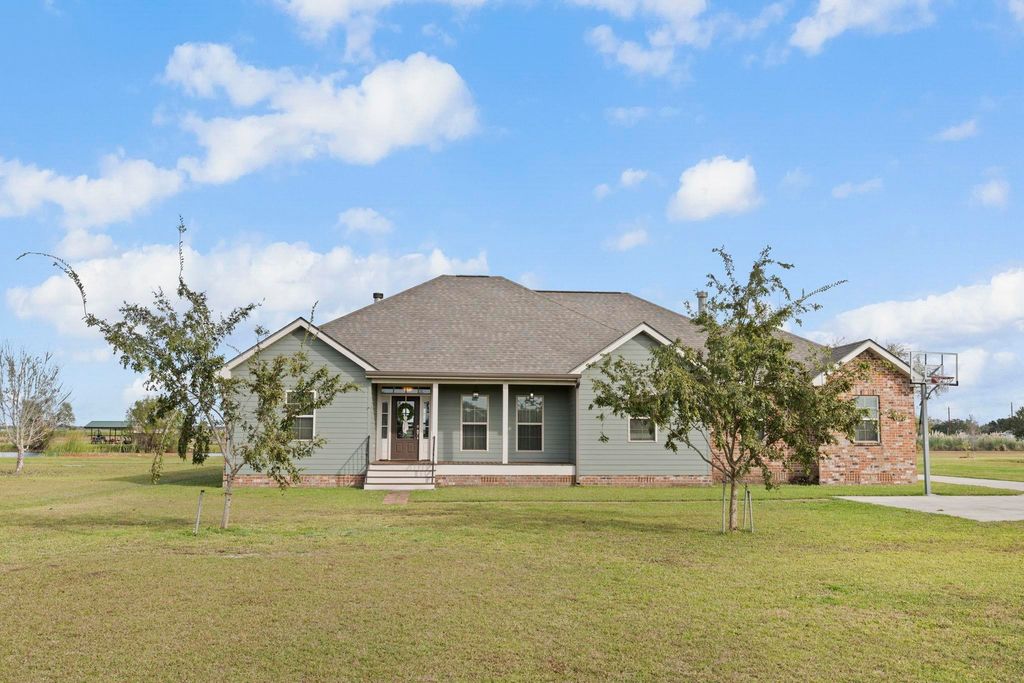 13283 Lotus St, Vacherie, LA 70090