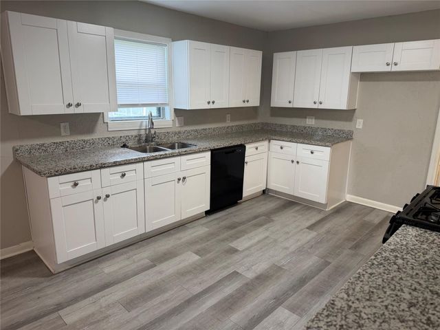 819 W Kyle Road, Clute, TX 77531
