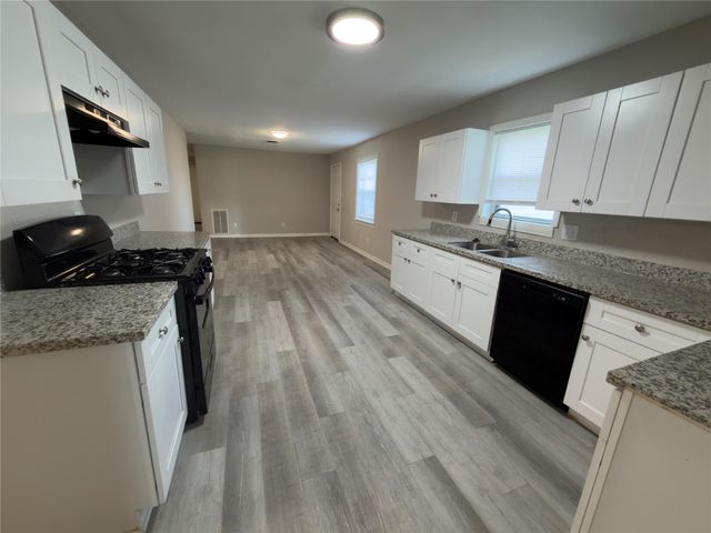 819 W Kyle Road, Clute, TX 77531