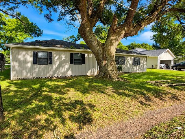 819 W Kyle Road, Clute, TX 77531