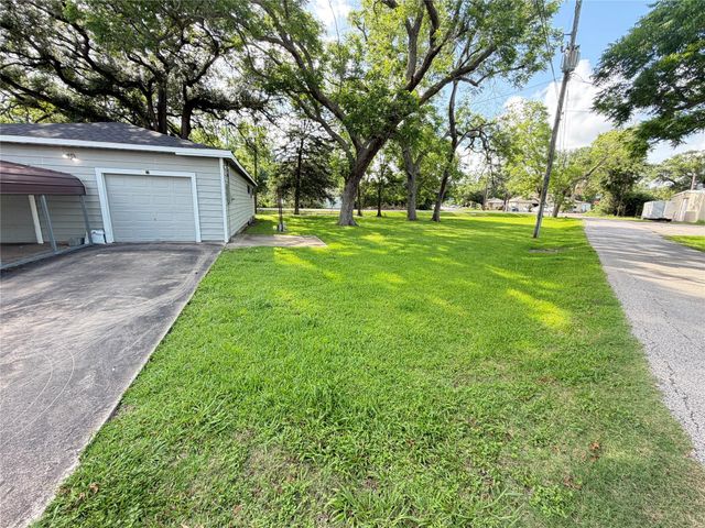 819 W Kyle Road, Clute, TX 77531