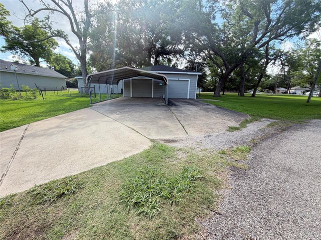 819 W Kyle Road, Clute, TX 77531