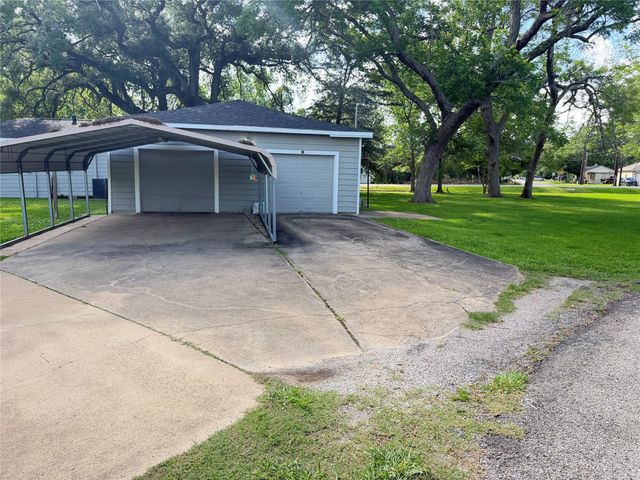 819 W Kyle Road, Clute, TX 77531