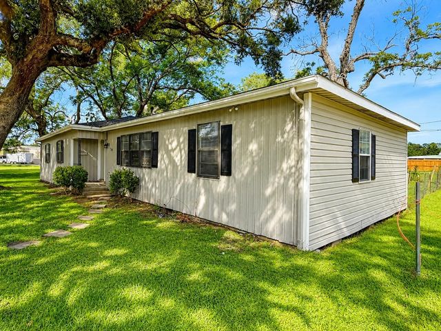 819 W Kyle Road, Clute, TX 77531