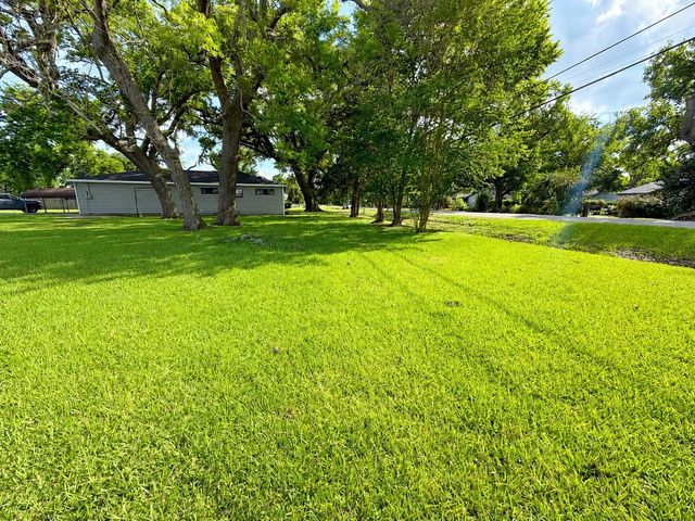819 W Kyle Road, Clute, TX 77531