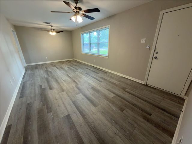 819 W Kyle Road, Clute, TX 77531