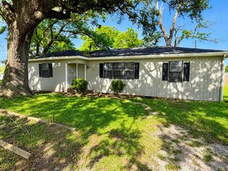 819 W Kyle Road, Clute, TX 77531