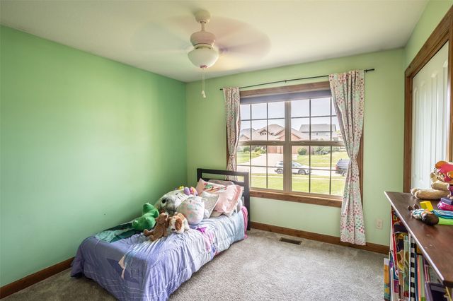 2202 Hearthstone Circle SW, Altoona, IA 50009
