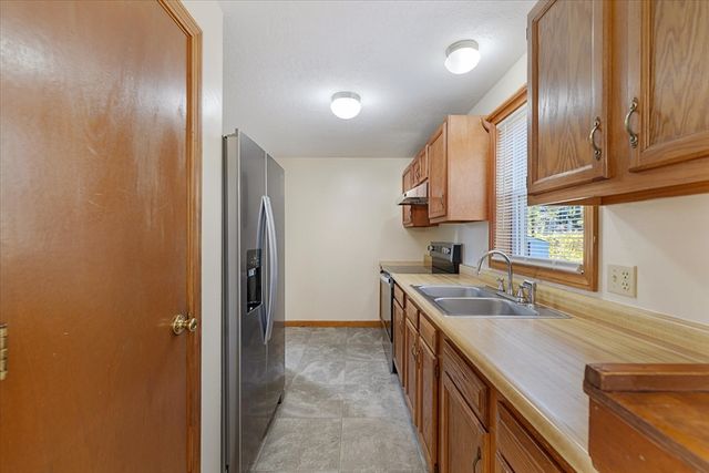 105 Hodgkins Dr, East Brookfield, MA 01515