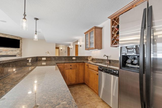 9256 Gateway Lane, Eden Prairie, MN 55347