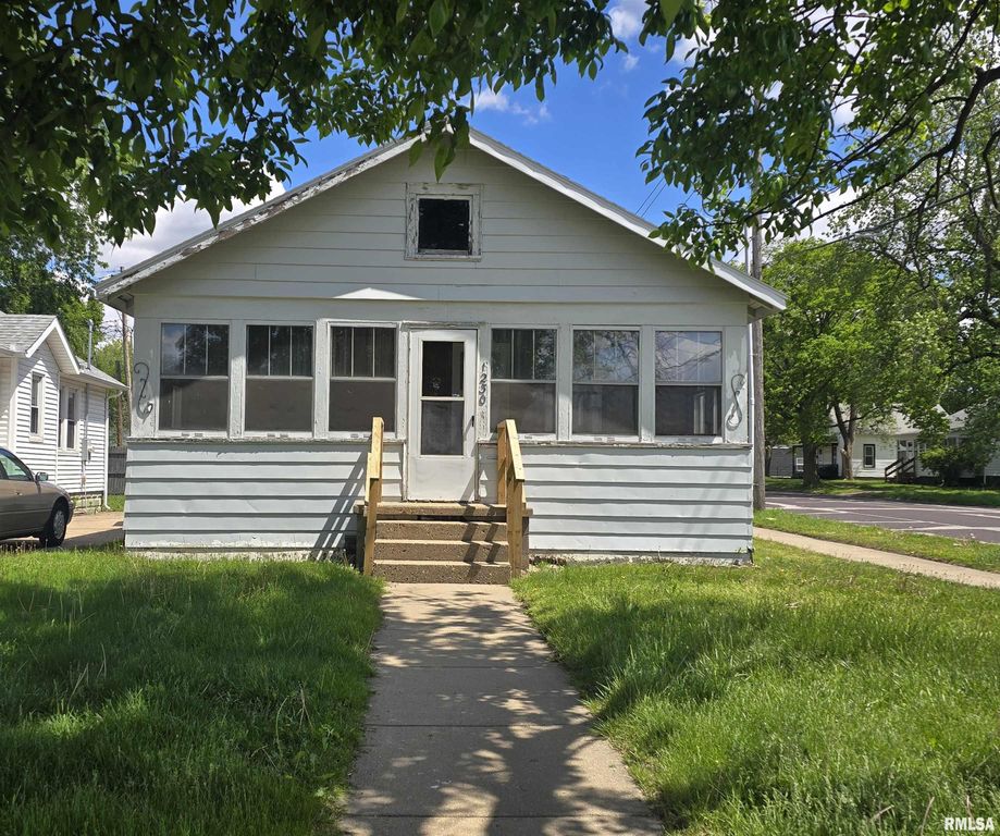 1230 SUMMER Street, Pekin, IL 61554