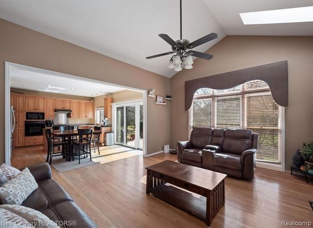 1075 Redding Drive, Troy, MI 48098