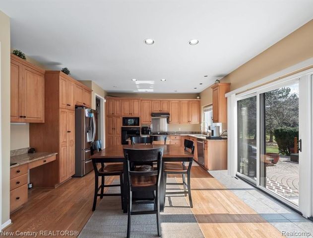 1075 Redding Drive, Troy, MI 48098