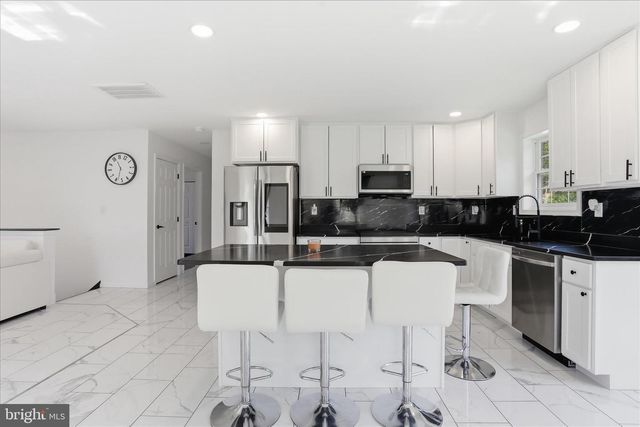 15 CANTERBURY DR, Chambersburg, PA 17201