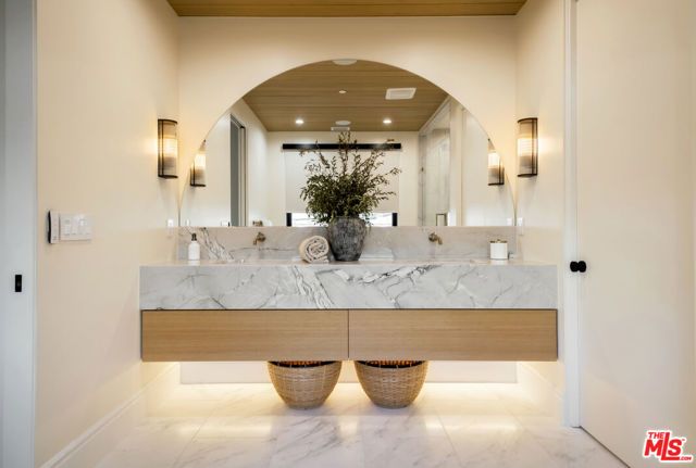 1008 S Bundy Drive, Los Angeles, CA 90049