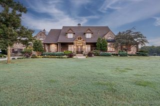 19555 S Memorial Drive, Mounds, OK 74047