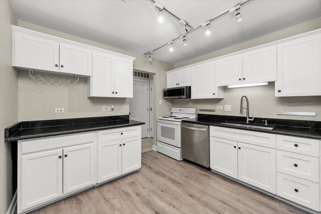 7100 W 95th Street 312, Oak Lawn, IL 60453