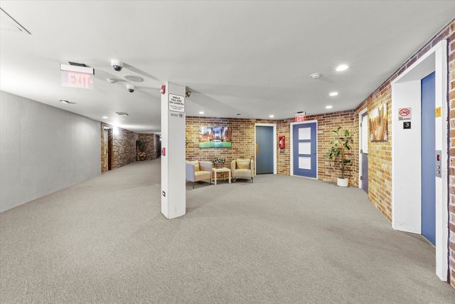 7100 W 95th Street 312, Oak Lawn, IL 60453