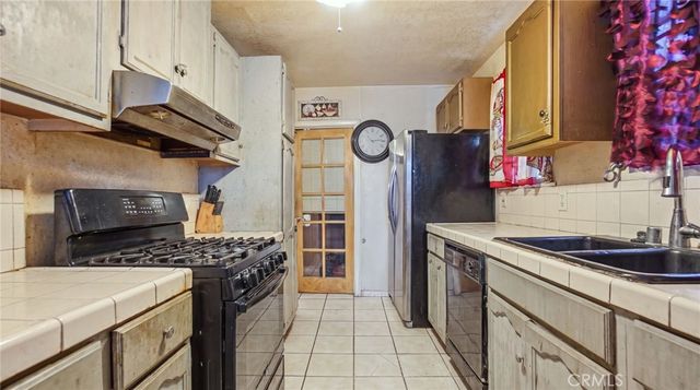 201 E 111th Place, Los Angeles, CA 90061