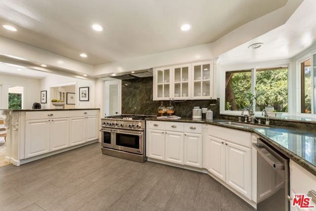 4725 Vanalden Avenue, Los Angeles, CA 91356