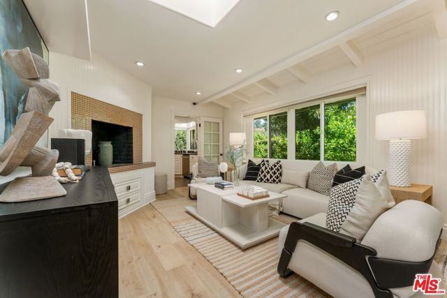 4725 Vanalden Avenue, Los Angeles, CA 91356