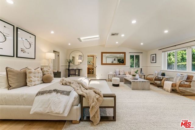 4725 Vanalden Avenue, Los Angeles, CA 91356
