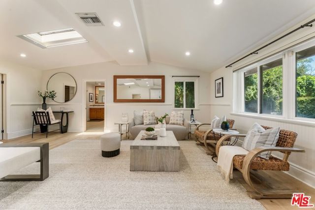 4725 Vanalden Avenue, Los Angeles, CA 91356