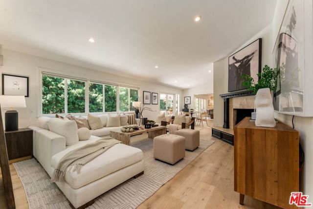 4725 Vanalden Avenue, Los Angeles, CA 91356