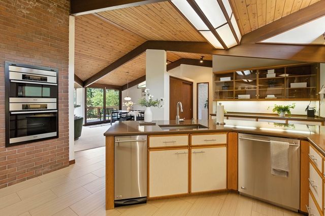 16 Tedford Ln, Lynnfield, MA 01940