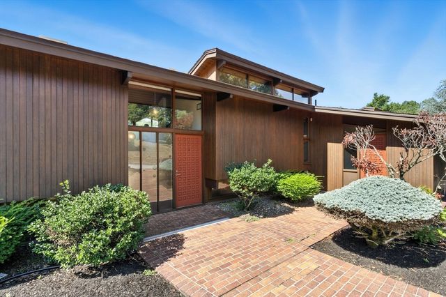 16 Tedford Ln, Lynnfield, MA 01940