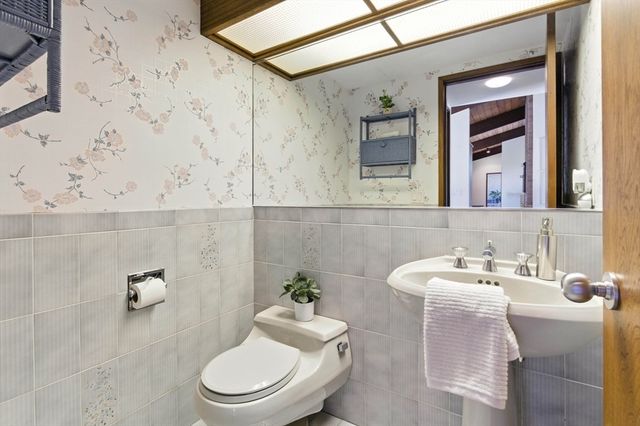 16 Tedford Ln, Lynnfield, MA 01940