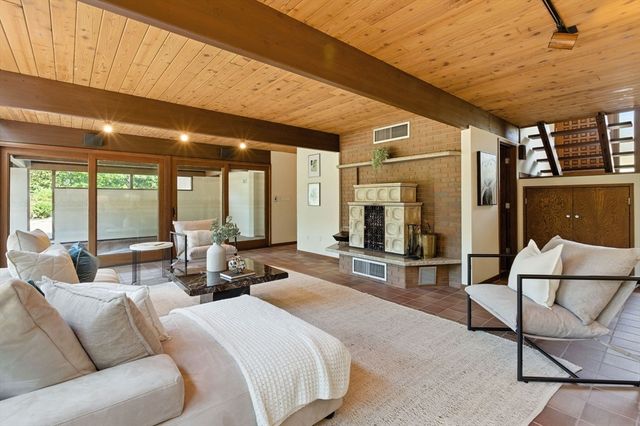16 Tedford Ln, Lynnfield, MA 01940