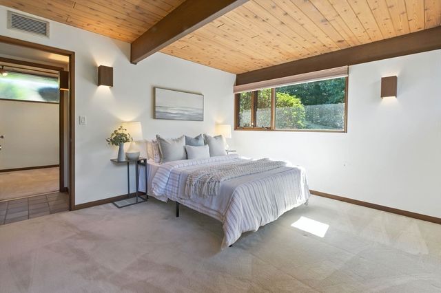 16 Tedford Ln, Lynnfield, MA 01940