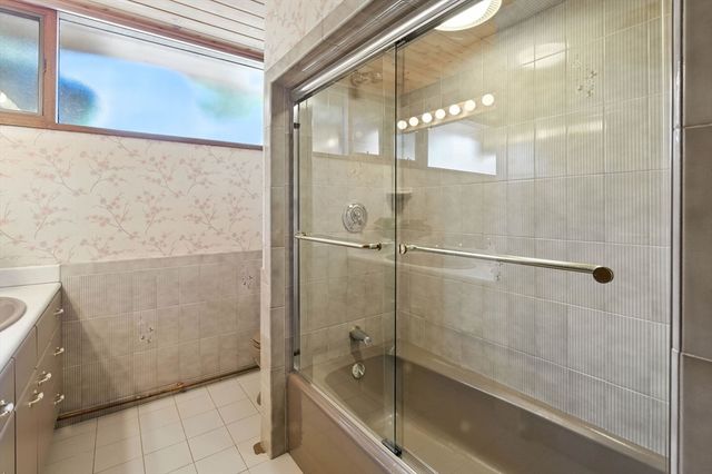 16 Tedford Ln, Lynnfield, MA 01940