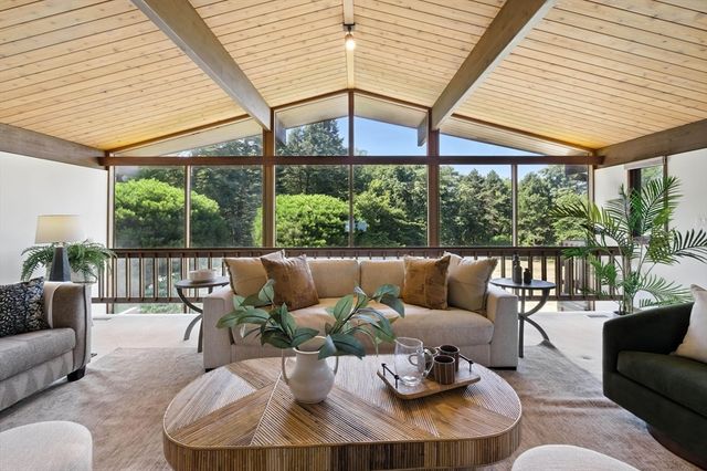 16 Tedford Ln, Lynnfield, MA 01940