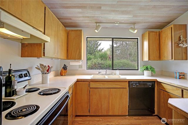 310 Prestwick Drive, Camano Island, WA 98282
