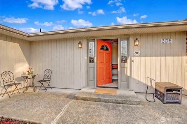 310 Prestwick Drive, Camano Island, WA 98282