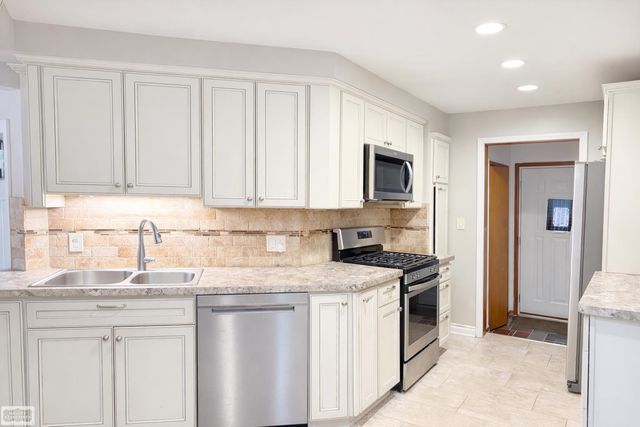 27738 Roan Avenue, Warren, MI 48093