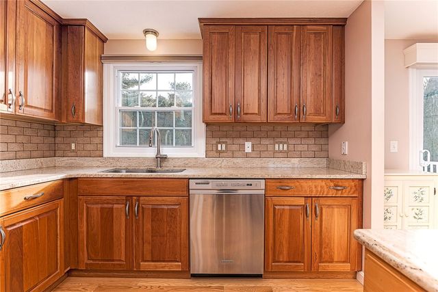 102 Moccasin Trail, Cranston, RI 02921