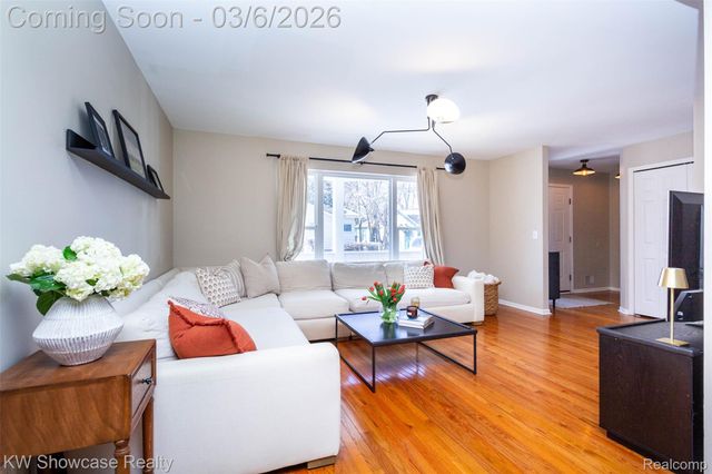 1747 Beechmont Street, Keego Harbor, MI 48320