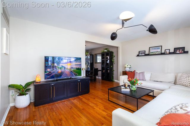 1747 Beechmont Street, Keego Harbor, MI 48320