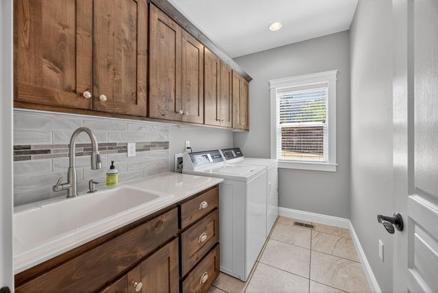 661 Forest Ridge Drive, Medford, OR 97504