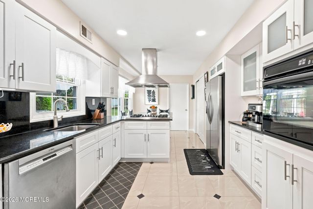 53 Maxwell Lane, Manalapan, NJ 07726